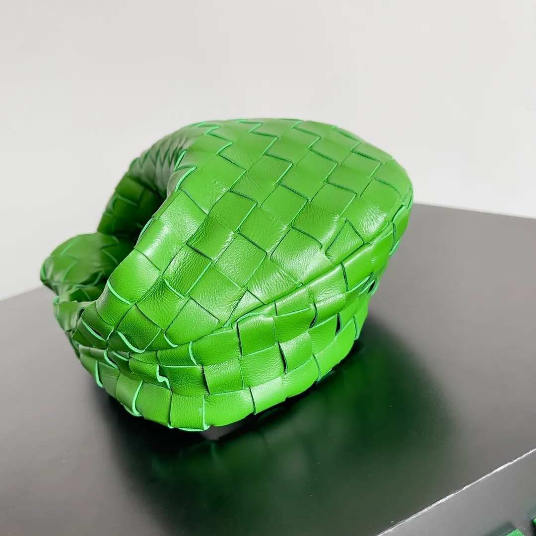 Batch 1120 Bottega veneta͙.——- The latest woven knotted hobo🔥 The top-grade lambskin leather is very soft, the bag shape is unique, practical and durable. It retains the traditional woven elements while being a little more flamboyant ~ Made of hand-woven sheepskin, zipper opening and closing, curved seamless structure, effortless to match. Highly recommended⚠️⚠️⚠️ The most high-end in the market🌈 Welcome to compare [Factory complete package] size: 23x15x5cm.   Model: 651876